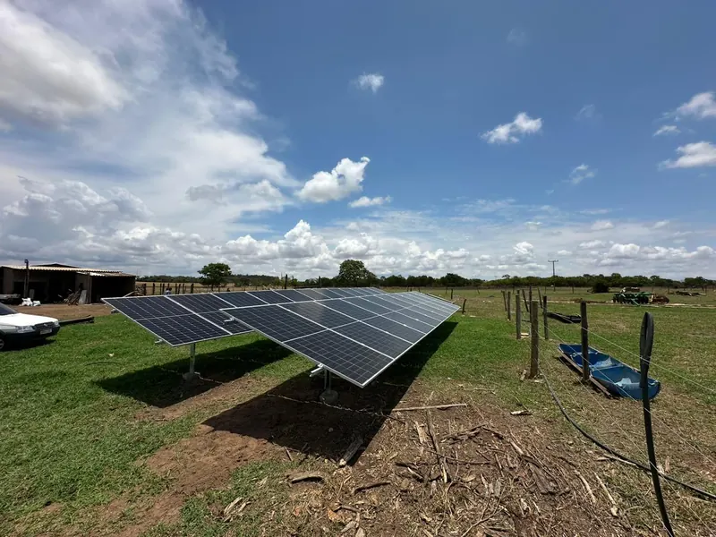 Painéis solares instalados no solo, em área rural