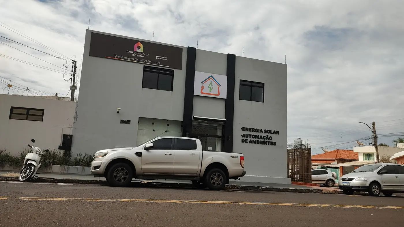 Fachada inteira da Kazza Conectada, com a placa, a logo e a descrição Energia solar e Automação de ambientes