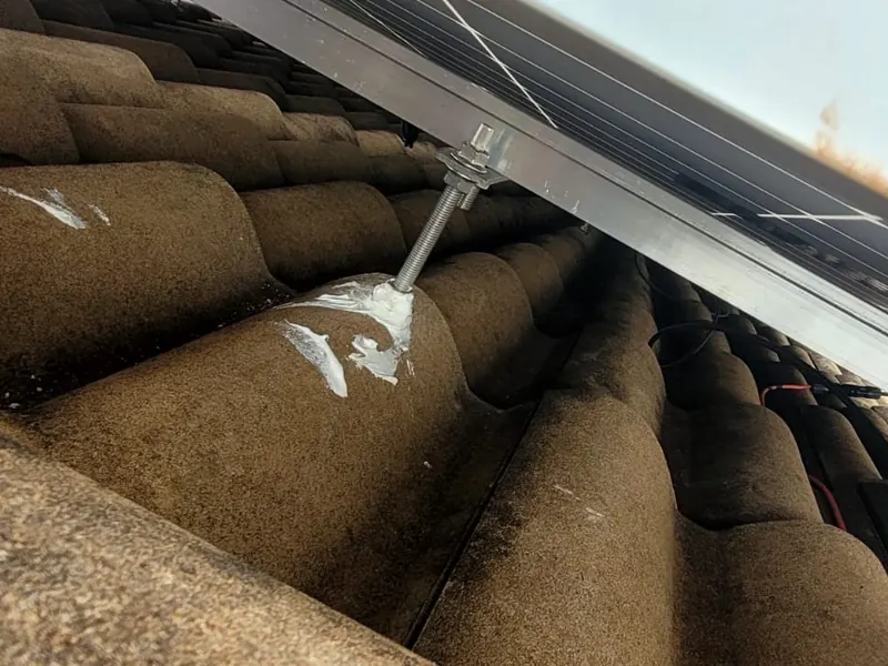 Fixação de painel solar em telha cerâmica, com vedação
