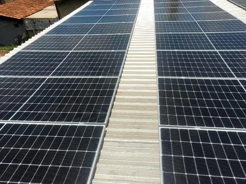 Painéis solares instalados em telhado